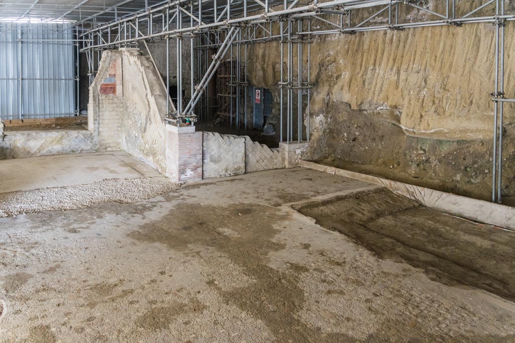 Herculaneum Villa dei Papiri. October 2023.
Room (c), atrium, looking north-west, with room (d) on left and room (q), in centre. Photo courtesy of Johannes Eber.